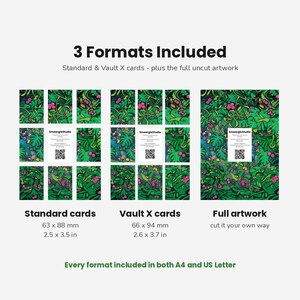 Pu&ograve; includere: Un display digitale che mostra 3 Formats Included: carte standard da 63 x 88 mm, carte Vault X da 66 x 94 mm e illustrazione completa. Ogni sezione presenta un motivo a giungla verde con bacche rosa e una carta con codice QR.