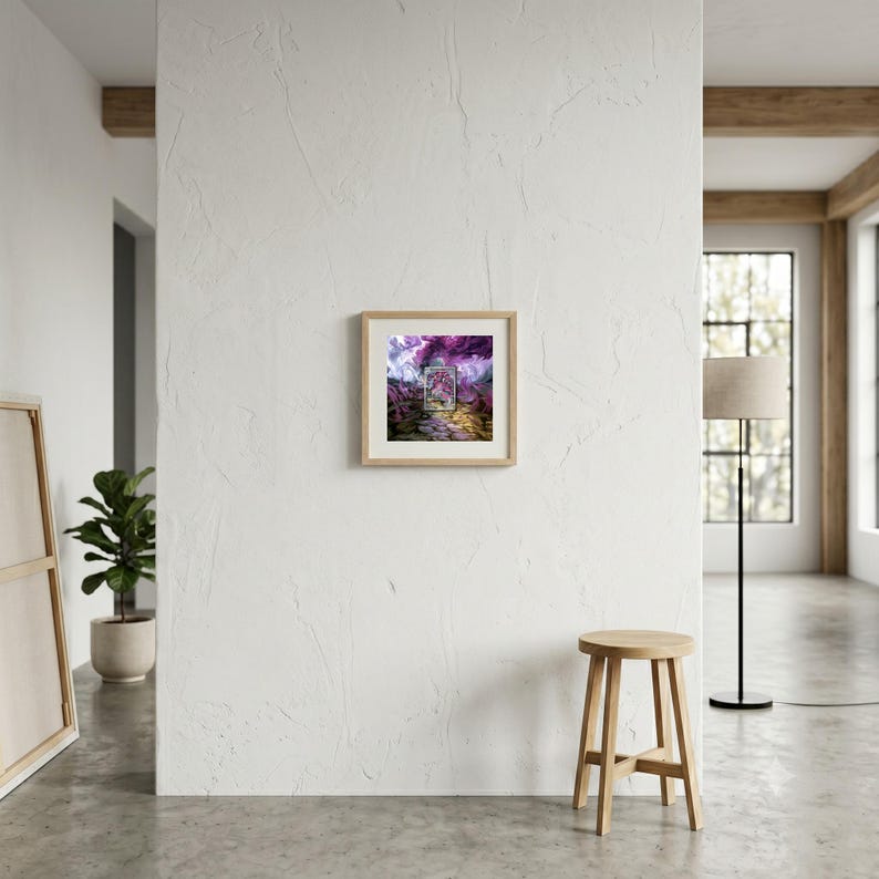 Puede incluir: Una impresi&oacute;n art&iacute;stica cuadrada enmarcada colgada en una pared blanca. La obra presenta una imagen rectangular central que muestra un camino hacia una estructura brillante bajo un cielo p&uacute;rpura arremolinado, con paspart&uacute; y marco de madera.