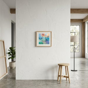 K&ouml;nnte beinhalten: Ein quadratischer Kunstdruck in einem Rahmen mit einem lebendigen, abstrakten Landschaftsgem&auml;lde in wirbelnden Orange-, Rosa-, Blau- und Gr&uuml;nt&ouml;nen. Das Kunstwerk ist mittig an einer wei&szlig;en Wand platziert und zeigt eine Textur mit Pinselstrichen.