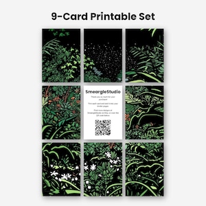 Pu&ograve; includere: Un set di 9 carte stampabili con scene botaniche illustrate scure, sfondi neri e fogliame verde. La carta centrale mostra il testo SmeargleStudio, istruzioni per il ritaglio e un codice QR per accedere a ulteriori design.