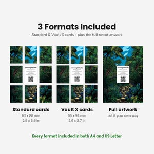 Może przedstawiać: Cyfrowa prezentacja produktu zawierająca 3 formaty: karty standardowe 63 x 88 mm, karty Vault X 66 x 94 mm oraz pełną, nieprzyciętą grafikę. Projekt przedstawia ścieżkę w dżungli z zielonymi liśćmi i niebieskim niebem, wraz z kodem QR.