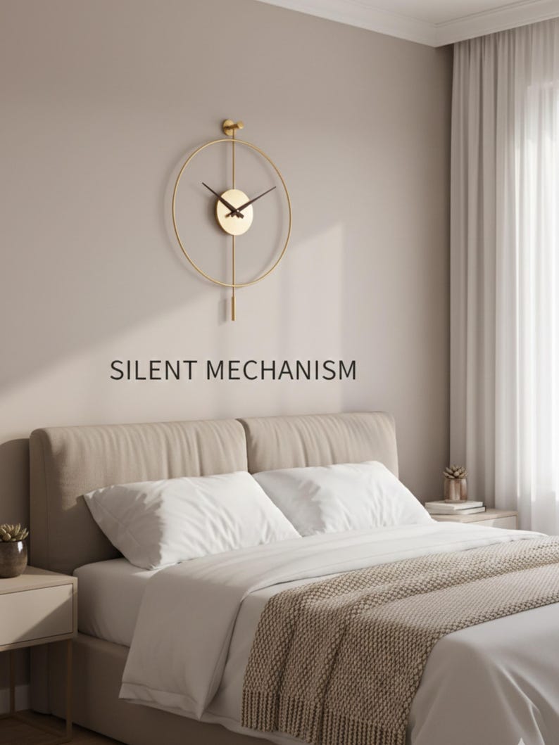 K&ouml;nnte beinhalten: Eine goldfarbene, minimalistische Wanduhr mit kreisf&ouml;rmigem Rahmen und Pendel. Die Uhr hat schwarze Zeiger und ein kleines, rundes Zifferblatt. Der Text "SILENT MECHANISM" steht darunter. Die Uhr h&auml;ngt &uuml;ber einem Bett mit wei&szlig;er Bettw&auml;sche und einer beigen Decke.