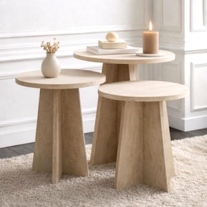 Puede incluir: Un juego de tres tazas de cerámica con un acabado moteado y mate. Cada taza presenta un color diferente: azul claro, crema y gris. Las tazas tienen un diseño simple y moderno y un asa cómoda.