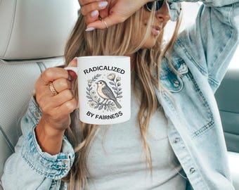 Tasse à café radicalisée par l'équité, cadeau pour démocrate, cadeau pour militant, tasse démocrate, tasse politique drôle, floral anti-atout