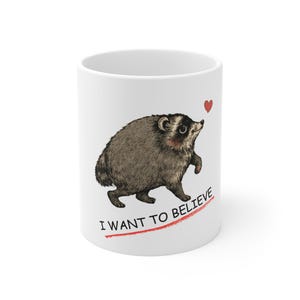 Taza "Quiero creer", taza de café con un lindo mapache, taza divertida con animales del bosque, regalo para amantes de los libros, taza acogedora para leer.