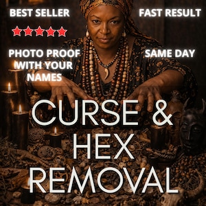 Puede incluir: Una persona con un pañuelo estampado y collares de cuentas con un colgante de diente. El texto dice: BEST SELLER, FAST RESULT, PHOTO PROOF WITH YOUR NAMES, CURSE & HEX REMOVAL. Cinco estrellas rojas aparecen sobre el texto en un entorno oscuro con velas.