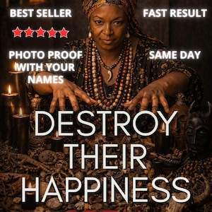 Könnte beinhalten: Eine Person mit gemustertem Kopftuch und Perlenketten mit Zahnanhänger hinter einem Tisch voller kleiner Gegenstände und schwarzer Kerzen. Der Text lautet BEST SELLER, FAST RESULT, PHOTO PROOF WITH YOUR NAMES, DESTROY THEIR HAPPINESS SPELL.