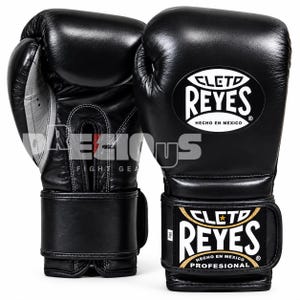 Peut inclure: Une paire de gants de boxe en cuir noir avec le logo Cleto Reyes sur la sangle du poignet et le dos de la main. Les gants présentent des coutures blanches, une paume grise et une fermeture auto-agrippante. L'inscription 16oz est visible.