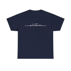 Op de afbeelding: Een marineblauw t-shirt met korte mouwen en het woord whatever in een wit cursief lettertype op de borst. De tekst is onderstreept met een dunne horizontale witte lijn die aan beide kanten van het woord doorloopt.