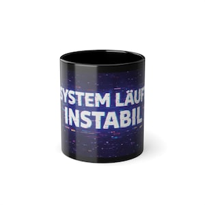 System läuft instabil Tasse, Lustige Nerd Kaffeetasse, Glitch Cyberpunk Design, IT Humor Becher, Geschenk für Gamer & Technik Fans