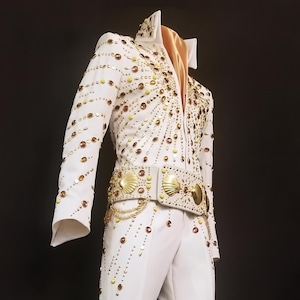 Macacão branco estilo anos 70 com estampa de sol dourado - Traje profissional para bandas cover - Réplica icônica de show