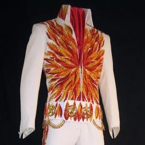 Mono profesional con efecto de llamas para escenario: traje rojo y dorado con tachuelas de fuego para artistas tributo. Traje icónico de lujo para conciertos de los años 70.
