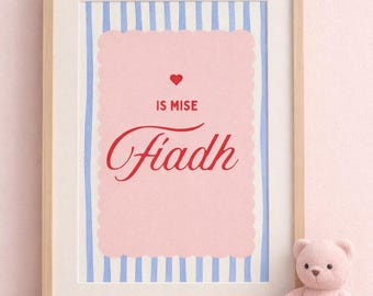 Is Miseカスタムネームシマーペーパープリント｜ミニマルなアイルランドのパーソナライズポスター｜美しいゲール語アート｜洗礼式、誕生日プレゼント｜20 x 30 cm