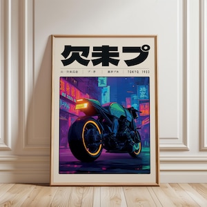 Puede incluir: P&oacute;ster enmarcado con una ilustraci&oacute;n de motocicleta futurista ambientada en un paisaje urbano iluminado con neones. La obra de arte tiene texto japon&eacute;s en la parte superior y las palabras "TOKYO, 1923". La motocicleta es principalmente negra y verde con detalles amarillos.