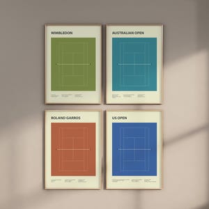 Könnte beinhalten: Vier gerahmte Tennisplatz-Poster, die jeweils ein Grand-Slam-Turnier darstellen: Wimbledon, Australian Open, Roland Garros und US Open. Die Plätze sind grün, blau, orange und blau gefärbt, mit weißen Linien. Die Poster sind in Holzrahmen.