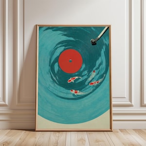 Op de afbeelding: Ingelijste kunstdruk met een gestileerd ontwerp van een vinylplaat met koi-vissen die in de groeven zwemmen. De plaat is turquoise met een rode kern, en de koi zijn wit met rode markeringen. Het kunstwerk zit in een houten lijst.