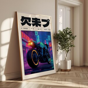 Puede incluir: Impresi&oacute;n art&iacute;stica enmarcada que presenta una motocicleta futurista en un paisaje urbano iluminado con neones. La obra de arte tiene texto japon&eacute;s en la parte superior y colores vibrantes de p&uacute;rpura, azul y amarillo. La impresi&oacute;n est&aacute; apoyada contra una pared.