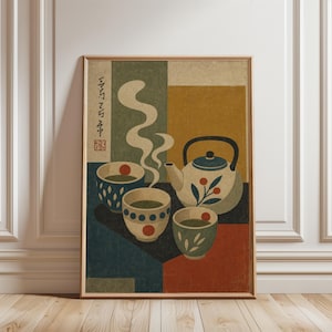 Puede incluir: Una lámina de arte mural enmarcada que muestra una tetera y tres tazas de té con vapor ascendente. La ilustración utiliza una paleta de colores apagados en verde oliva, amarillo mostaza, azul oscuro y rojo, con caligrafía japonesa negra.