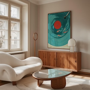 Op de afbeelding: Een woonkamer met een groot, ingelijst kunstwerk dat een vinylplaat en koi-karper toont. De kamer omvat een witte bank, een houten kast, een salontafel en een moderne lamp. De kleuren van het kunstwerk zijn turquoise, rood en beige.