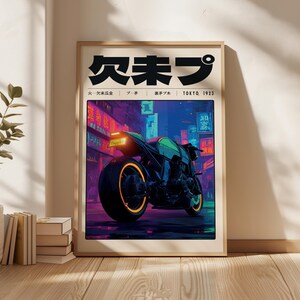 Puede incluir: Impresi&oacute;n de p&oacute;ster que presenta una motocicleta futurista en un paisaje urbano iluminado con ne&oacute;n. La obra de arte tiene una est&eacute;tica retro con texto japon&eacute;s en la parte superior y las palabras "TOKYO, 1923". La motocicleta es negra y verde con detalles en naranja.