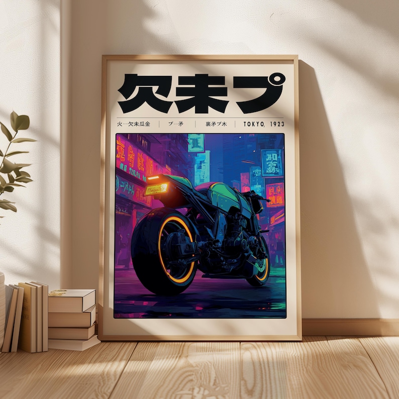 Puede incluir: Impresi&oacute;n de p&oacute;ster que presenta una motocicleta futurista en un paisaje urbano iluminado con ne&oacute;n. La obra de arte tiene una est&eacute;tica retro con texto japon&eacute;s en la parte superior y las palabras "TOKYO, 1923". La motocicleta es negra y verde con detalles en naranja.