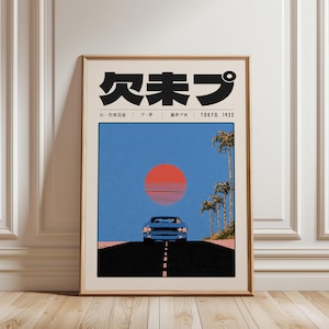 Puede incluir: Un póster enmarcado que muestra un coche azul conduciendo por una carretera negra hacia un sol rojo en un cielo azul con palmeras. La sección superior contiene texto japonés negro y el texto en inglés TOKYO, 1923. Borde de color crema.