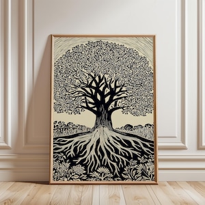 Op de afbeelding: Zwart-wit kunstafdruk van een boom met uitgebreide wortels en een volle kruin. De boom is gecentreerd in een rechthoekige lijst, met een lichte achtergrond en een gedetailleerde illustratie van de boomstructuur. De afdruk zit in een houten lijst.