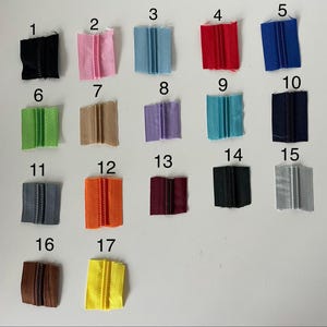 Puede incluir: Una colecci&oacute;n de 17 cremalleras de colores, cada una con un tono distinto. Los colores incluyen negro, rosa, azul claro, rojo, azul real, verde, beige, morado, turquesa, azul marino, gris, naranja, burdeos, negro, plateado, marr&oacute;n y amarillo.