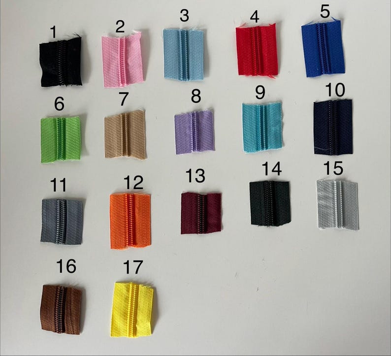 Puede incluir: Una colecci&oacute;n de 17 cremalleras de colores, cada una con un tono distinto. Los colores incluyen negro, rosa, azul claro, rojo, azul real, verde, beige, morado, turquesa, azul marino, gris, naranja, burdeos, negro, plateado, marr&oacute;n y amarillo.