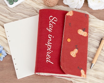 A5-notitieboekje pompoenborduurwerk, rode stoffen kaft, gepersonaliseerd dagboek, cottagecore herfstesthetiek, schattig plakboek schetsboek cadeau