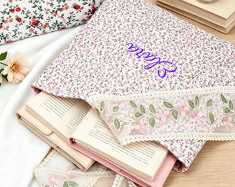 Gepersonaliseerde boekhoes met bloemen – stoffen boekomslag met vlinderstrik, aangepaste naamborduurwerk, boekbeschermer, terug naar school-cadeau