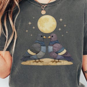 Camiseta acogedora con diseño de pareja de pájaros y estampado de retazos de luna estilo cottagecore.