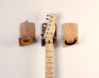 Porta Chitarra A Parete Con Mensola - 2 Ganci Girevoli In Gomma - Legno Massello - Per Chitarre E Bassi