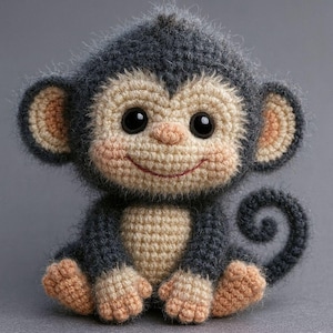 以下が含まれることがあります： 手作りの編み物モンキー人形、笑顔の顔。 猿は灰色の体、ベージュの顔、耳、手、足を持っています。 大きな黒い目、ピンクの鼻、赤いステッチの笑顔があります。 猿の尾はカールしています。