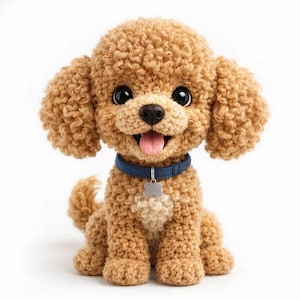 Könnte beinhalten: Ein handgefertigter Plüschhund mit lockigem, hellbraunem Fell. Der Hund hat große, ausdrucksstarke schwarze Augen, eine rosa Zunge und ein blaues Halsband mit Anhänger. Das Spielzeug sitzt aufrecht und wirkt freundlich und einladend.