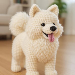 Può includere: Figurina di cane all'uncinetto fatta a mano in filato color crema. Il cane ha una coda soffice, un naso nero e una lingua rosa. È in piedi su un pavimento di legno.