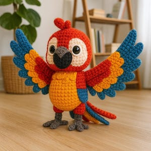 Può includere: Un pappagallo all'uncinetto fatto a mano con le ali spiegate. L'uccello presenta colori vivaci: testa rossa, petto giallo, ali blu e gialle e zampe grigie. Il pappagallo è un oggetto fatto a mano stravagante, perfetto per l'arredamento della casa o come regalo unico.