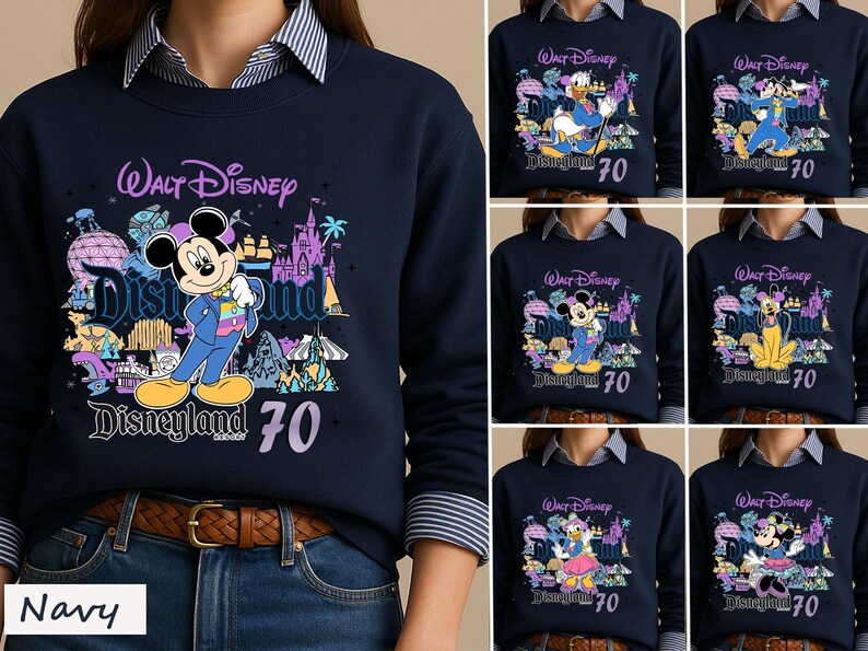 Op de afbeelding: Een marineblauw sweatshirt met ronde hals en een grafische print van het 70-jarig jubileum van Walt Disney Disneyland Resort. Het ontwerp bevat diverse Disney-figuren zoals Mickey Mouse, Donald Duck en Goofy naast iconen van het park.