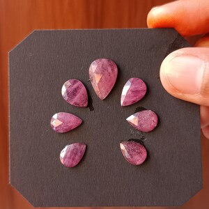 ガラス入りルビーペアカットカボション、ローズカットフラットバックジェムストーン（ジュエリー製作用）