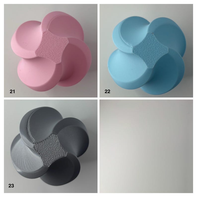 K&ouml;nnte beinhalten: Drei dekorative, abstrakte Objekte in Blumenform in Rosa, Blau und Grau. Jedes hat eine strukturierte Mitte und abgerundete Bl&uuml;tenbl&auml;tter. Die Objekte werden vor einem wei&szlig;en Hintergrund mit den Zahlen 21, 22 und 23 angezeigt.