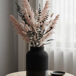 Moderne Japandi Vase, gerippt, schwarz, minimalistisch, strukturiert, Blumentopf, matt schwarz, ästhetisch, skandinavisch, Tischdekoration, architektonisches Geschenk