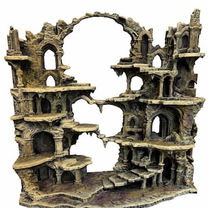 Könnte beinhalten: Eine mehrstöckige architektonische Struktur in Beige und Dunkelbraun mit einem großen zentralen Torbogen, zahlreichen steinartigen Plattformen, miteinander verbundenen Treppen und Torbögen, die an eine antike Ruinenstadt erinnert.