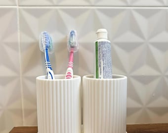 Geriffelter Zahnbürstenhalter als Badezimmer-Organizer – Gerippter Make-up-Pinselbecher – Ästhetisches, modernes Dekor – Minimalistischer Schminktischständer – Beigefarbener Topf