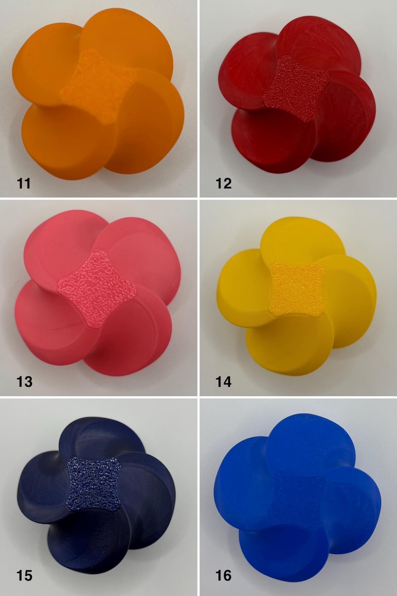 K&ouml;nnte beinhalten: Sechs bl&uuml;tenf&ouml;rmige Dekorationsobjekte in Orange, Rot, Rosa, Gelb, Marineblau und Blau. Jede Blume hat eine strukturierte Mitte und abgerundete Bl&uuml;tenbl&auml;tter, ideal f&uuml;r Heimdekoration oder Bastelprojekte.