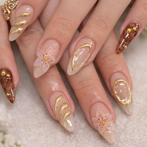 24 piezas de uñas postizas a presión: con un diseño floral, brillante y dorado, elegante y con clase, reutilizable.