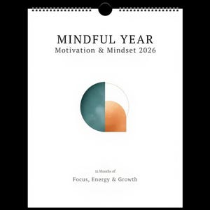 Könnte beinhalten: Ein weißer Wandkalender mit schwarzer Spiralbindung und rundem Aufhängeloch. Der Kalender zeigt den Text "MINDFUL YEAR Motivation & Mindset 2026" und ein geometrisches Design in Türkis und Orange. Der Text unten lautet "12 Months of Focus, Energy & Growth."