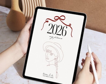 Könnte beinhalten: Ein digitales Tablet mit einem 2026-Planer-Design. Das Cover zeigt den Text "2026 my plans" in Schwarz und eine bordeauxfarbene Strichzeichnung einer Frau mit Hut. Ein Stift wird in der Nähe gehalten.