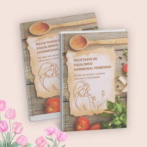 Puede incluir: Se muestran dos libros de cocina con los títulos "RECETARIO DE EQUILIBRIO HORMONAL" y "RECETARIO DE EQUILIBRIO HORMONAL FEMENINO". Las portadas presentan una cuchara de madera, una ilustración de mujer y texto. El fondo incluye tomates, hierbas y ajo.
