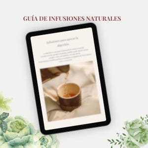 Puede incluir: Una tableta digital muestra el texto "GUÍA DE INFUSIONES NATURALES" en fuente rojo oscuro. La pantalla muestra una imagen borrosa de té vertiéndose en una taza. Acentos florales verdes enmarcan la tableta.