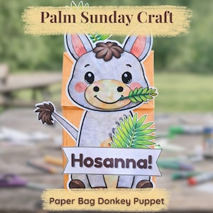 Puede incluir: Una manualidad de títere de burro de bolsa de papel para el Domingo de Ramos. El burro tiene un cuerpo gris, una melena marrón y sostiene una rama de palma. La palabra "Hosanna!" se muestra en una pancarta. También se ve el texto "Palm Sunday Craft" y "Paper Bag Donkey Puppet".